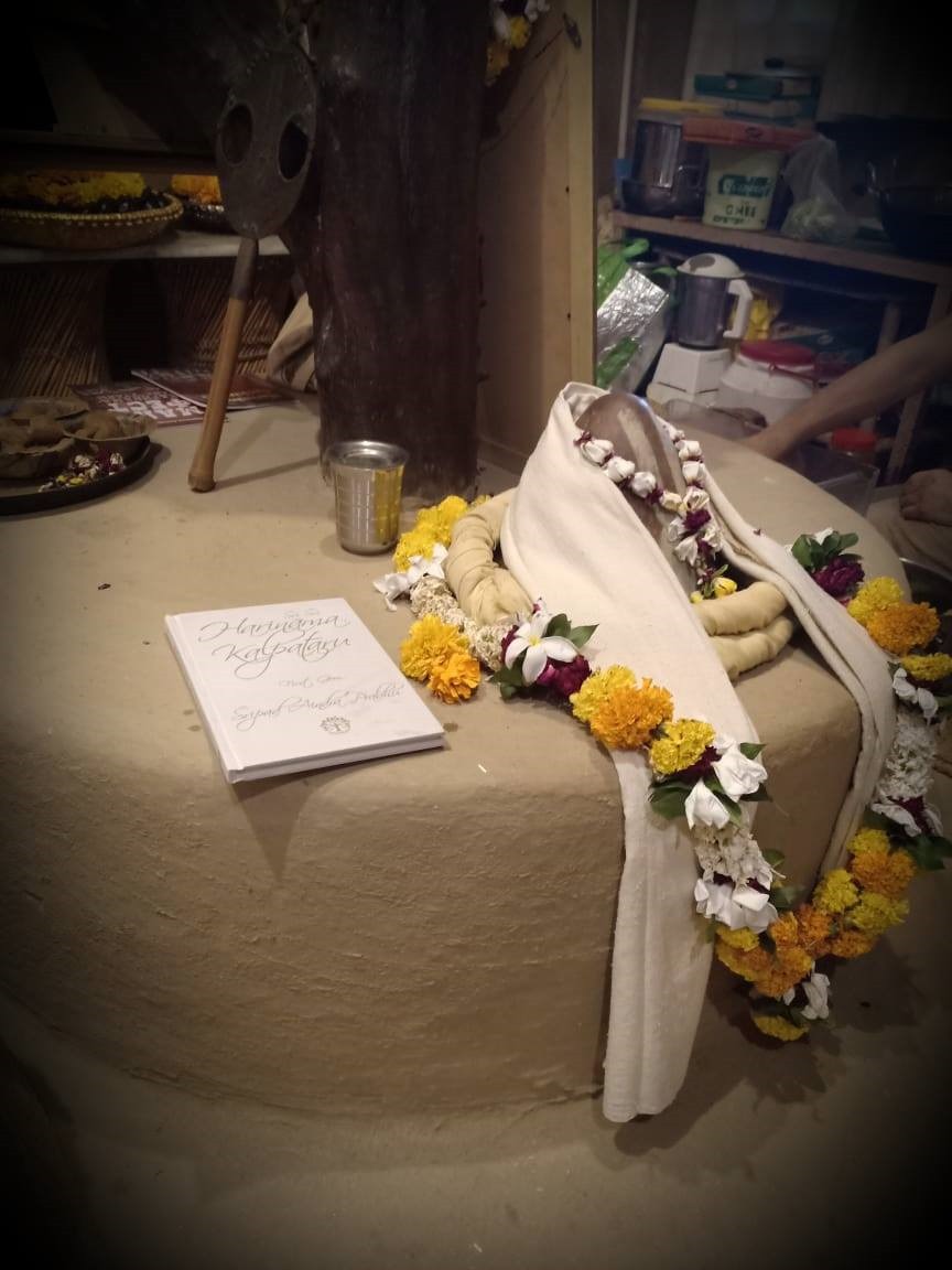 Offering of the 1st Gem to Aindra Prabhu’s samadhi